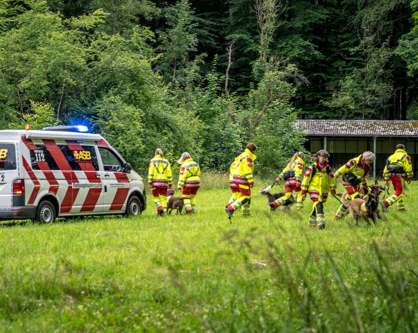 Rettungshundestaffel-Gruppe-mit-Fahrzeug.jpg