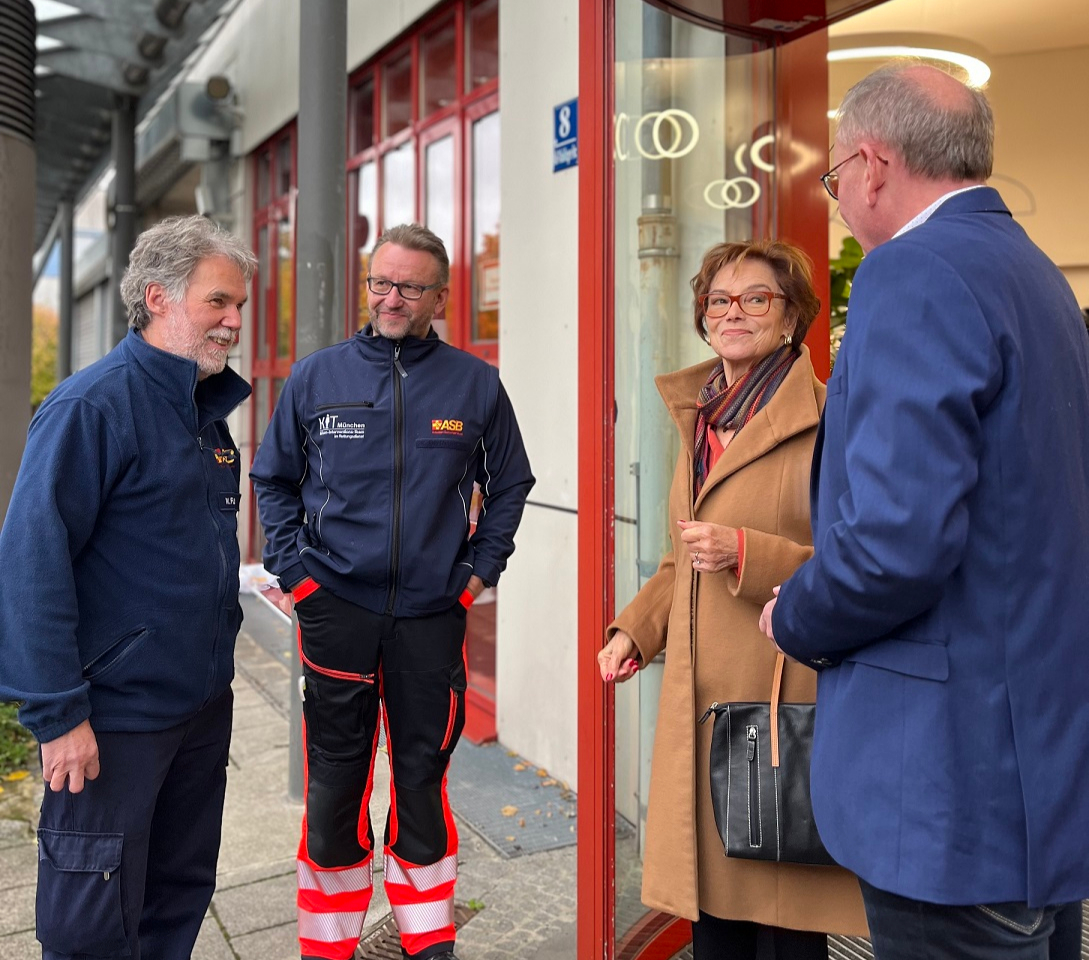 Gruppenbild-mit-Einsatzkräften-1_klein.jpg