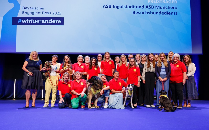 Gruppenbild Ehrenamtliche Besuchshundedienst Ingolstadt und Muenchen bei Verleihung des Bayerischen Engagiert Preises Bayerischer-Engagiert Preis-Gruppenbild-Ehenamtliche Besuchshundedienst Ingolstadt und Muenchen-klein.jpg