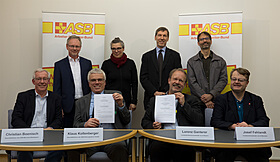 Unterzeichnung des Anerkennunghstarifvertrages.jpg