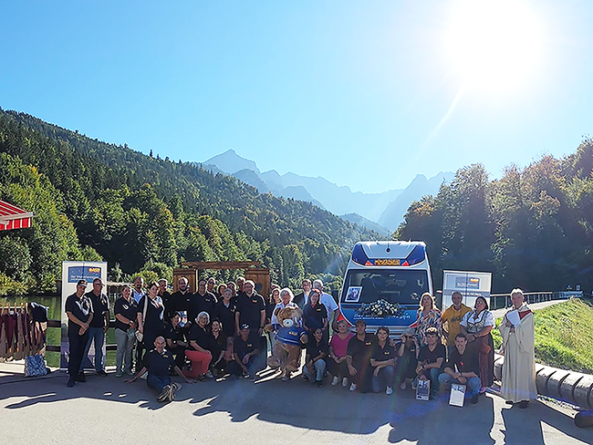 Segnung des zweiten Wünschewagen am Riessersee 20250930-gruppenbild-segnung-ww-muc-klein.png