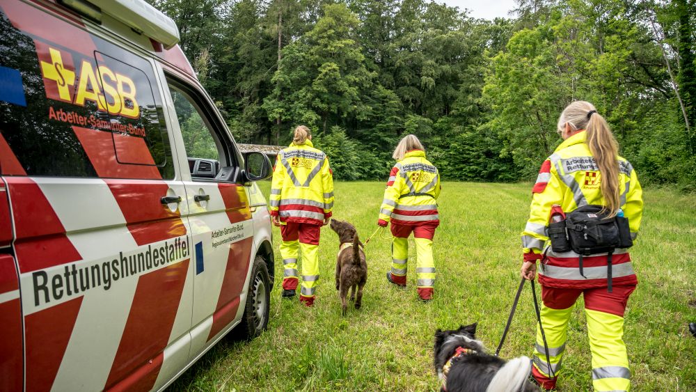 Rettungshundestaffel_Gruppe_von_hinten.JPG