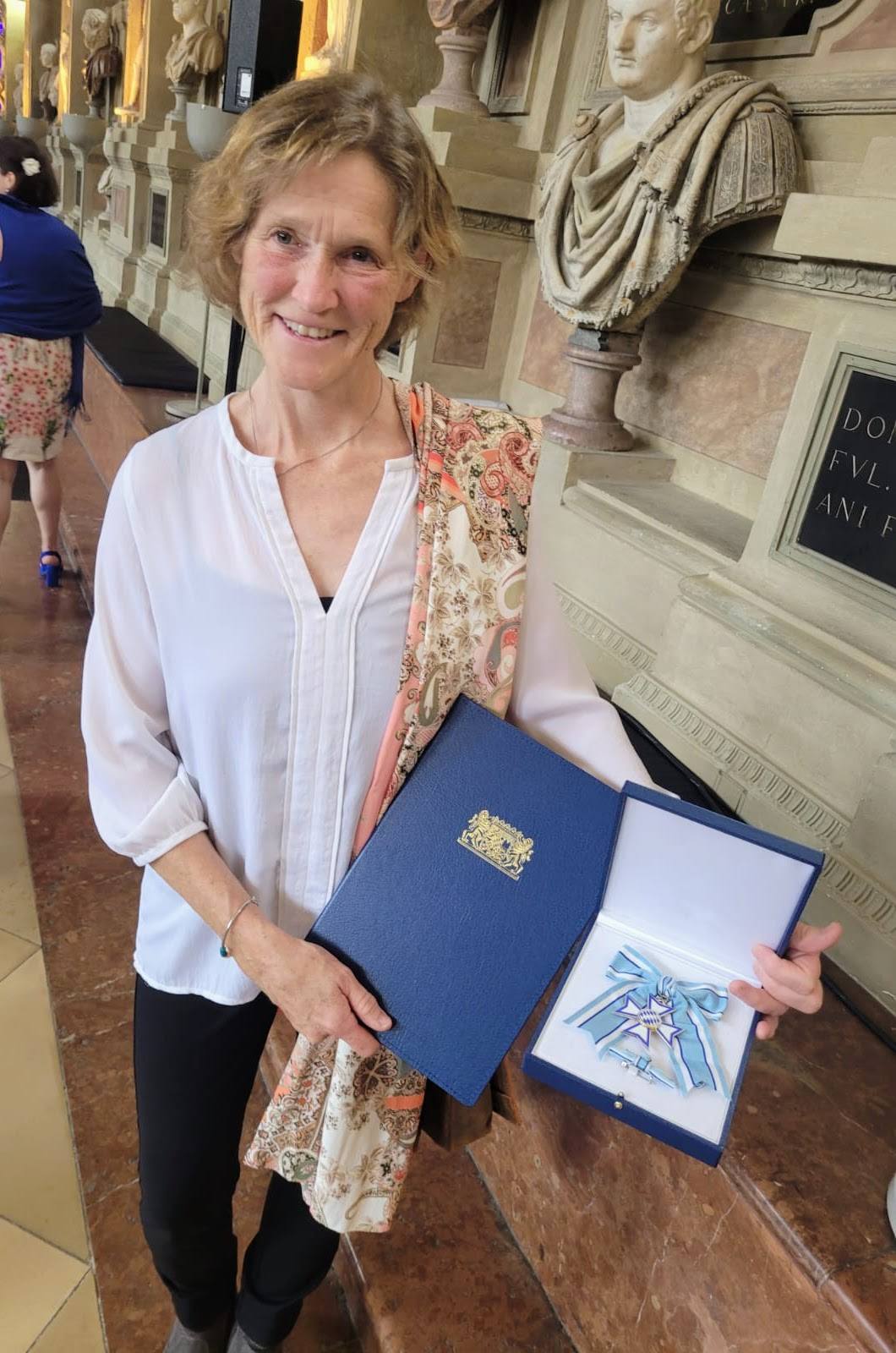 Anke Boysen mit der Urkunde und Schleife des Bayerischen Verdienstorden