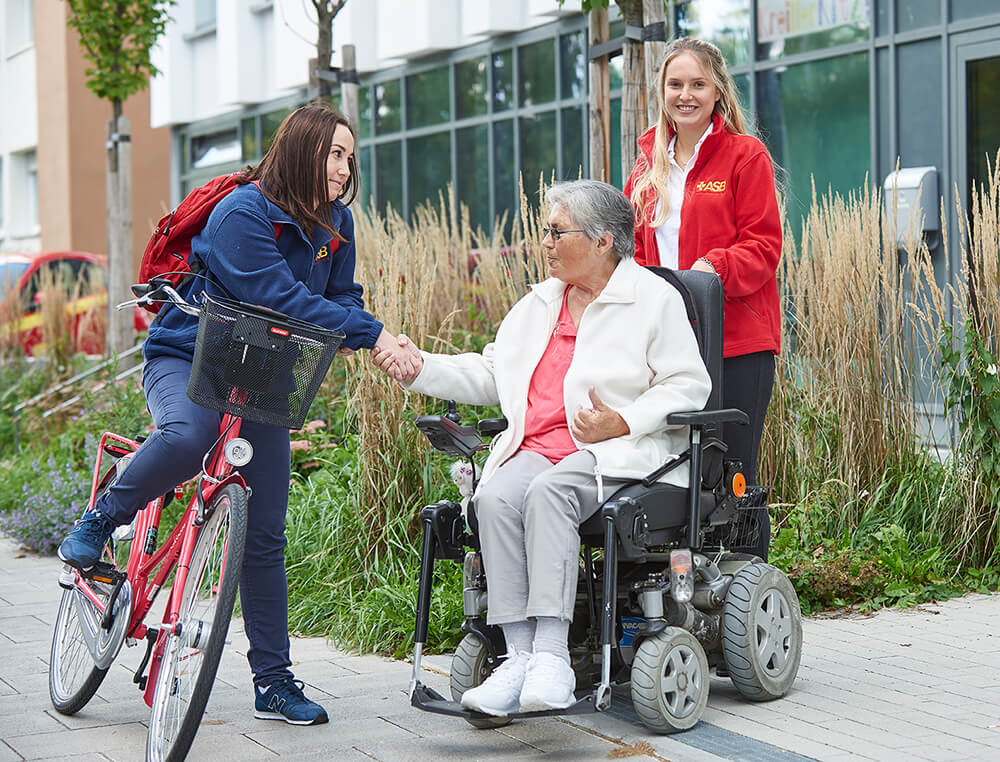 ASB-Wohnen-im-Viertel-Pflegekraft-Fahrrad.jpg