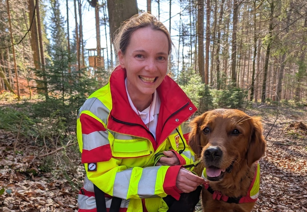 Rettungshund Luna und Hundeführerin Katja in Einsatzkleidung
