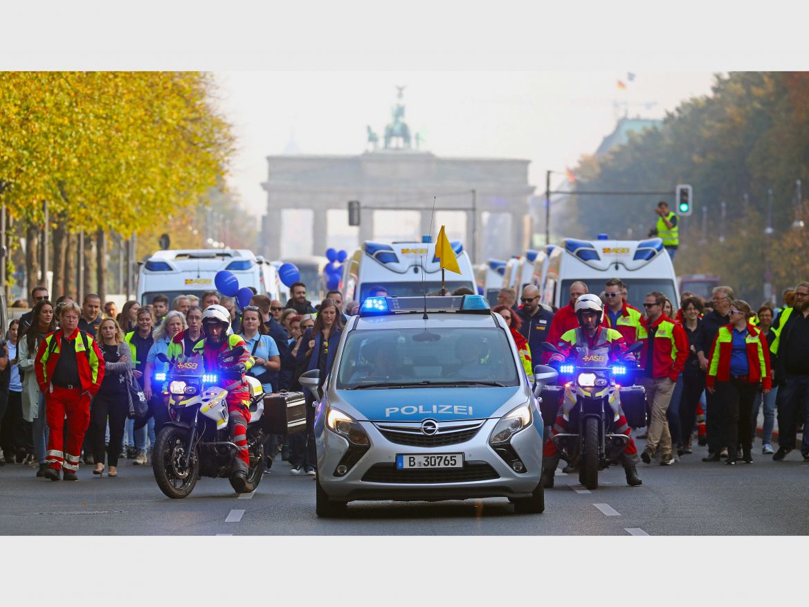 ASB-Wuenschewagen-Letzte-Wuensche-wagen-Sternfahrt-Brandenburger-Tor-Ulrich-Bauch-Jens-Spahn_37.jpg