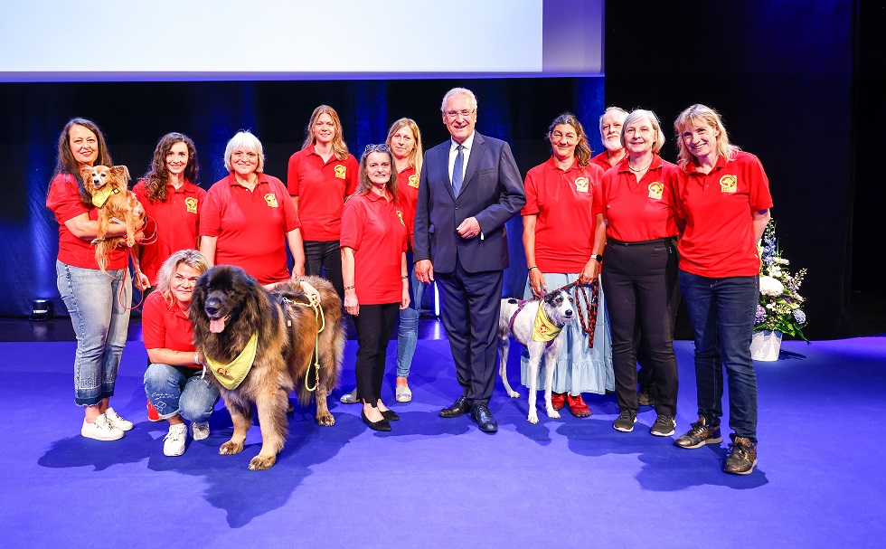 Bayerischer-Engagiert Preis-Gruppenbild-Ehenamtliche Besuchshundedienst Ingolstadt mit Innenminister Herr Herrmann.jpg
