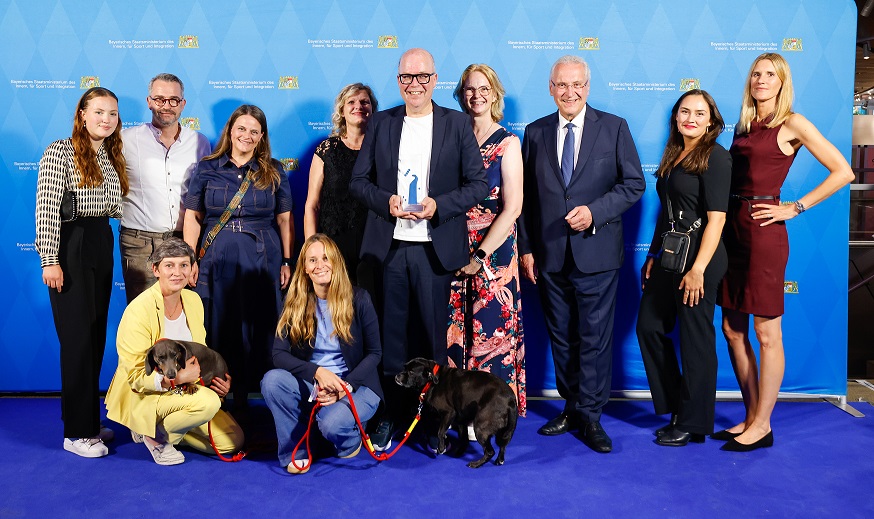 Bayerischer Engagiert-Preis Gruppenbild Ehrenamtliche Besuchshundedienst München mit Innenminister Joachim Herrmann