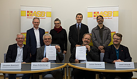 Unterzeichnung des Anerkennunghstarifvertrages.jpg