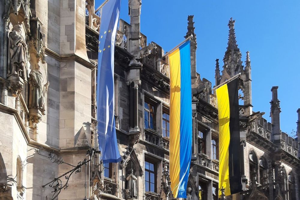 Ukraine-Rathaus-Flaggen.jpg