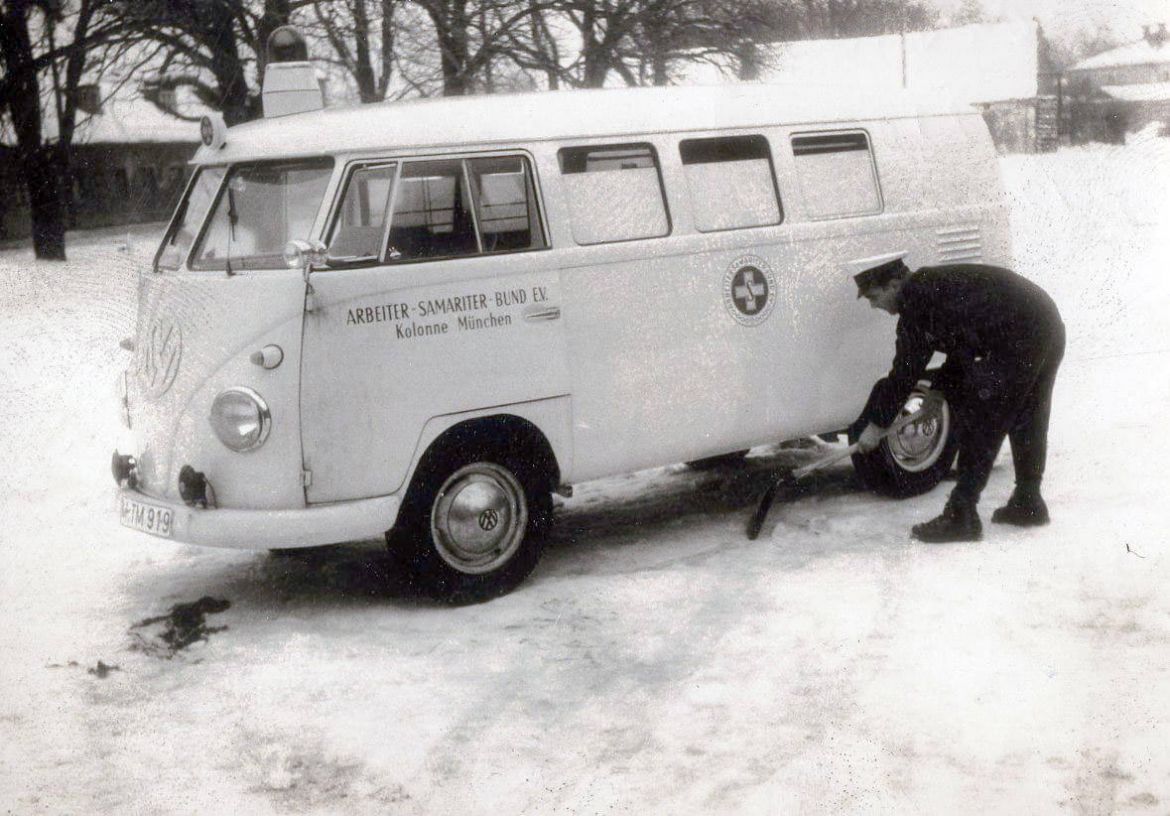 Wiedergruendung-Kolonne_Muenchen_1963.jpg