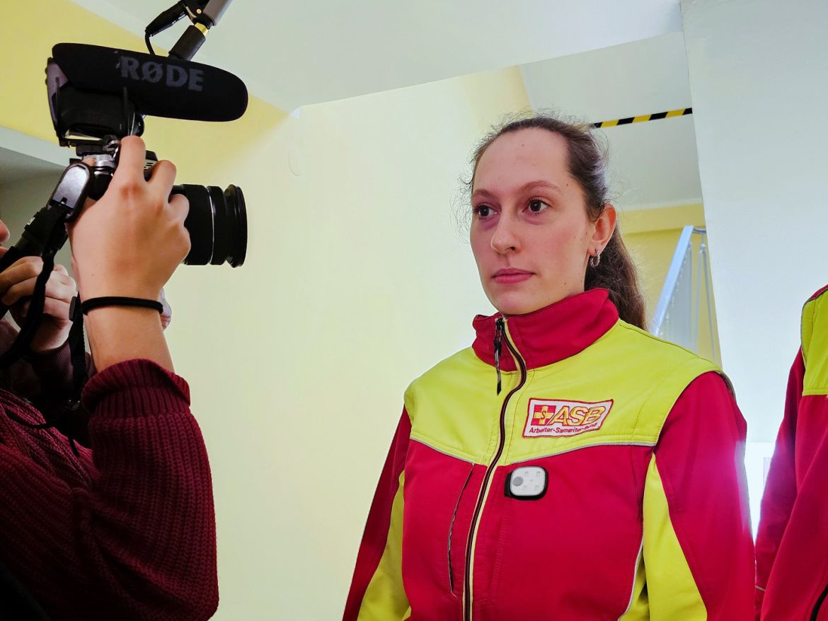 Einsatzkraft wird im Hausflur gefilmt Filmdreh Dok.fest